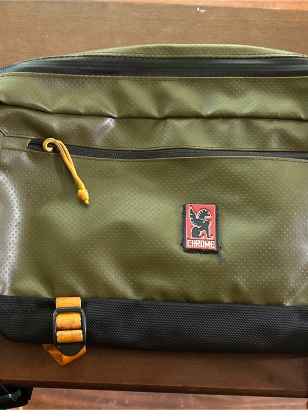 Chrome sling bag / missing under arm strap